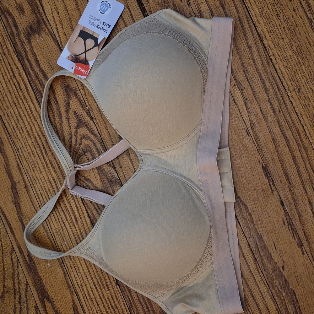 NWT Hanes Medium Taupe t-shirt Bra Stretch Fabric Sleek & Smooth No Wires New